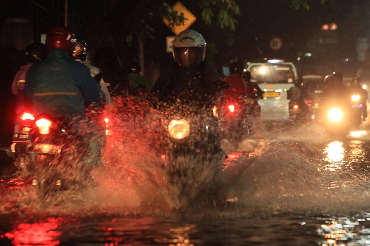 Hujan Sebentar, Jalan...