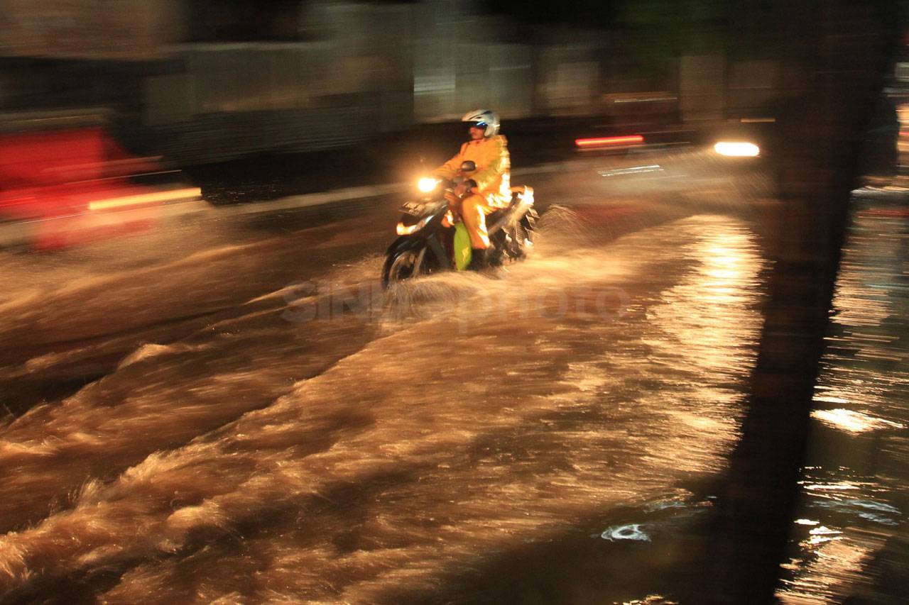Hujan Sebentar, Jalan...
