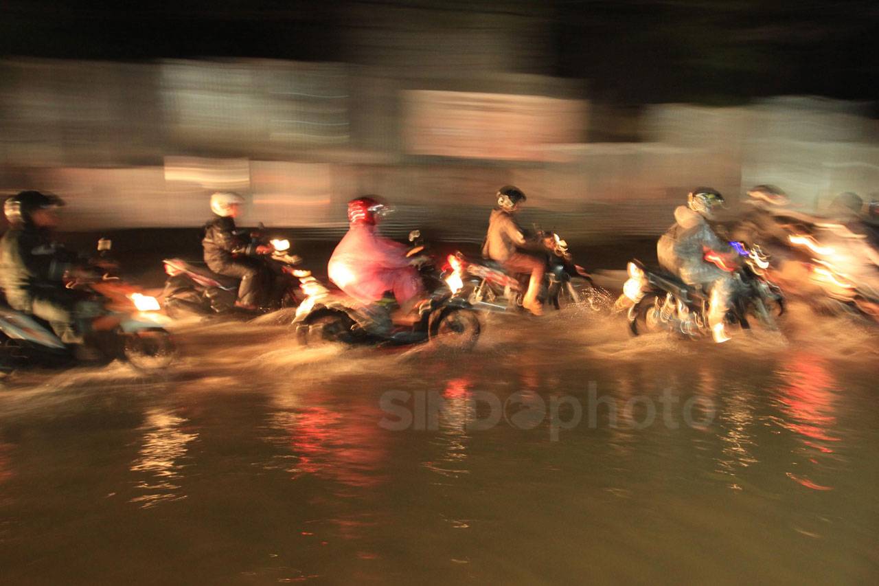 Hujan Sebentar, Jalan...