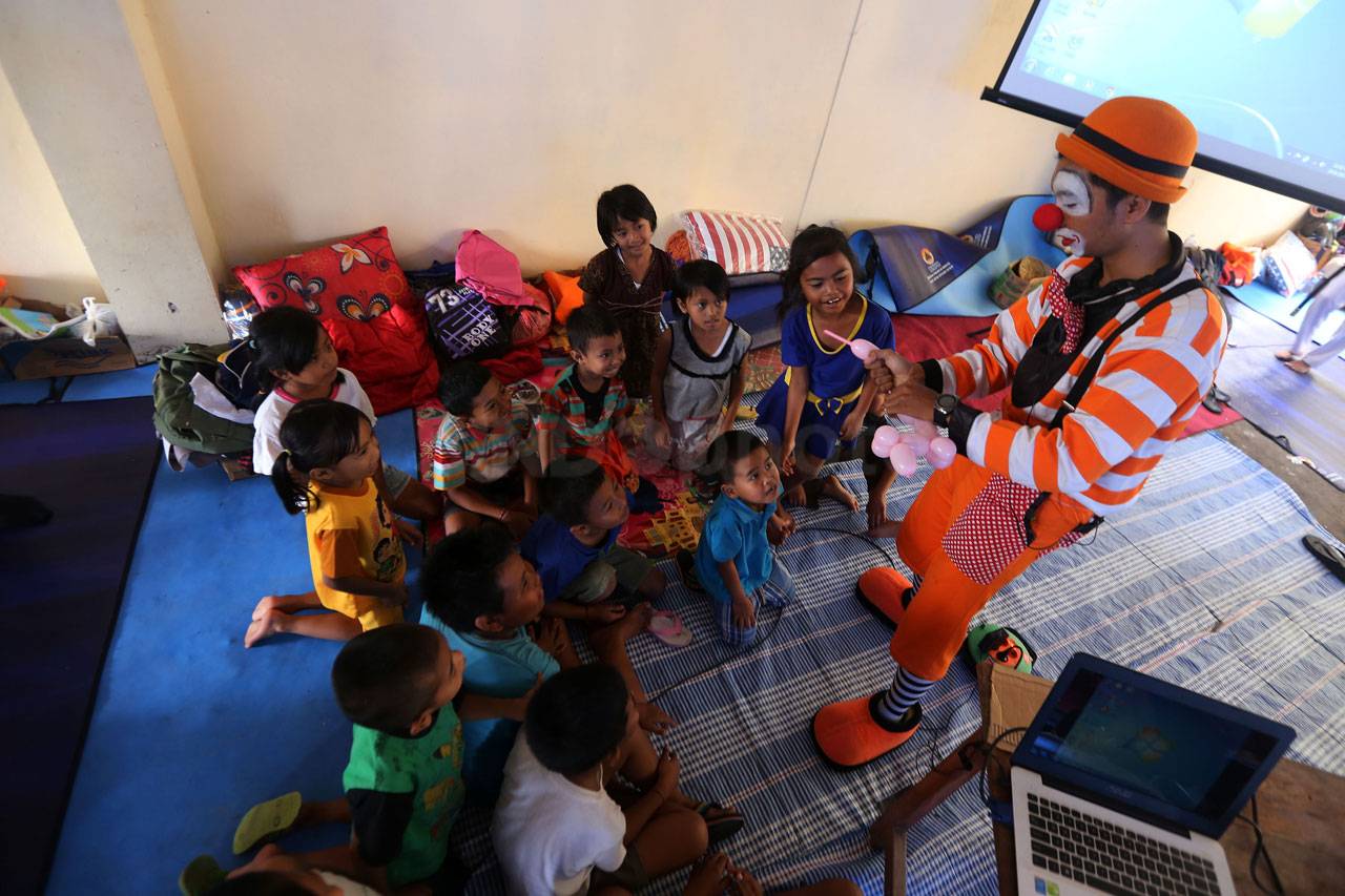 Tim Medis Berikan Bantuan...
