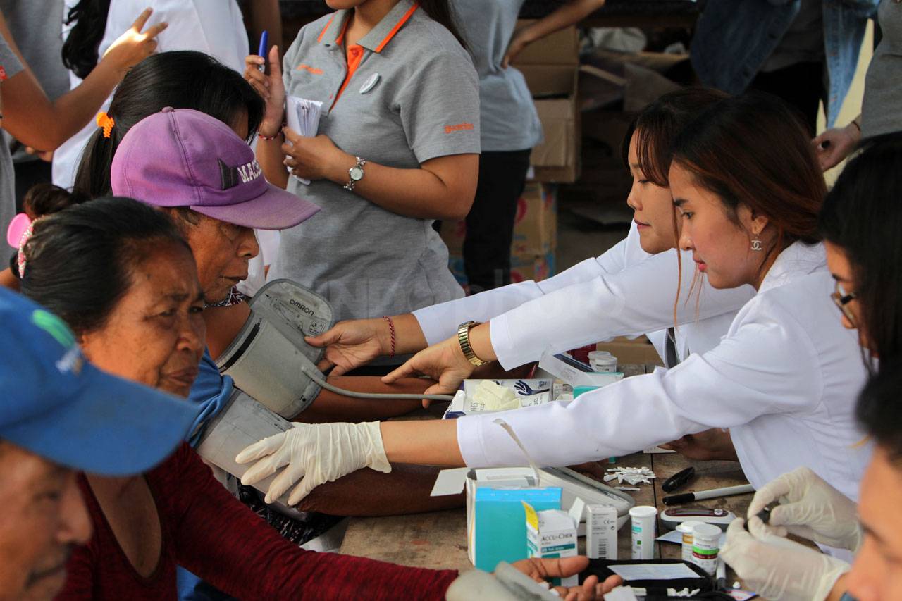 Tim Medis Berikan Bantuan...