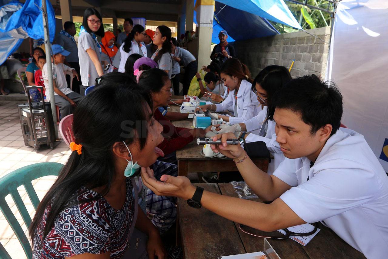 Tim Medis Berikan Bantuan...