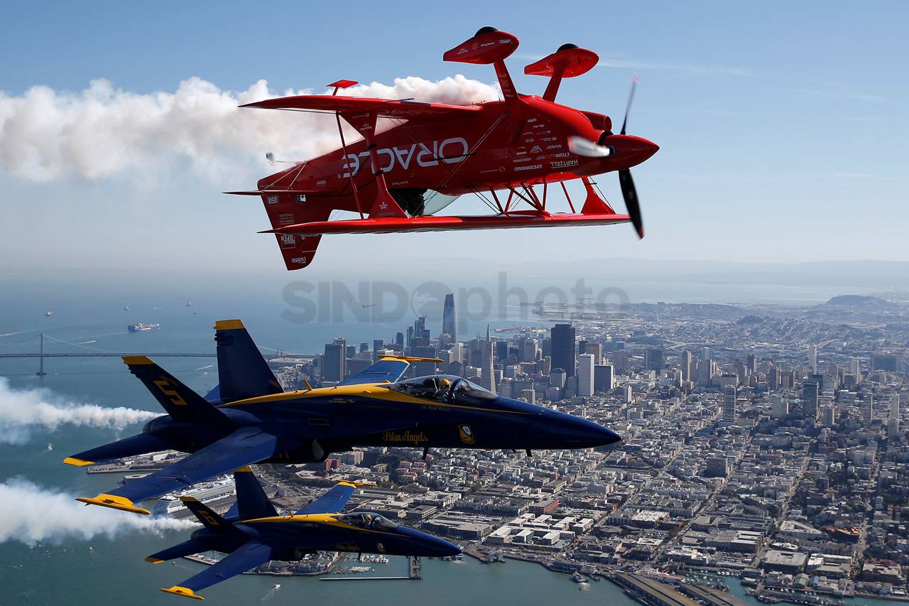 Aksi Blue Angels dan...