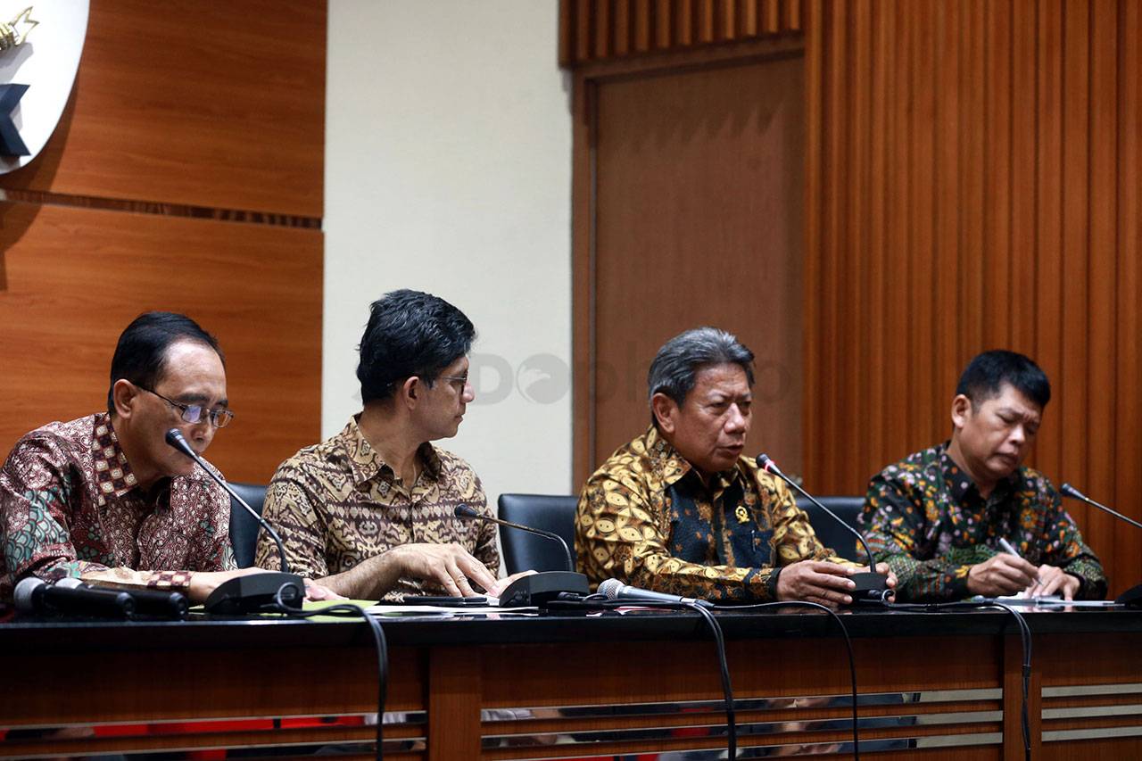 Penyidik KPK Tunjukkan...