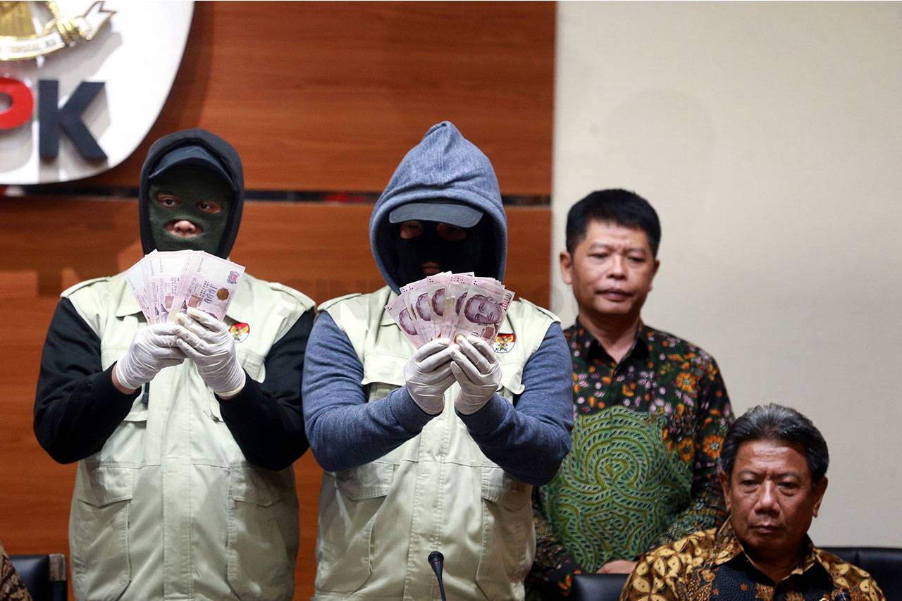 Penyidik KPK Tunjukkan...