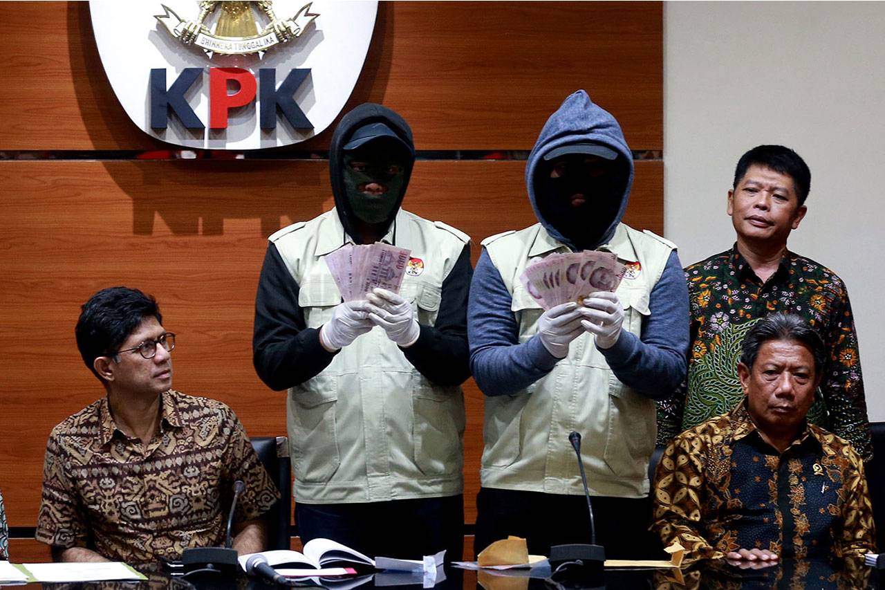 Penyidik KPK Tunjukkan...