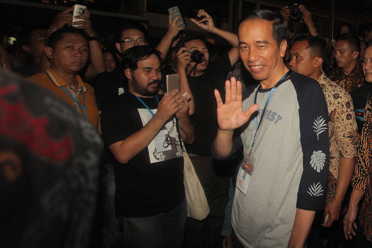 Presiden Jokowi Nonton...