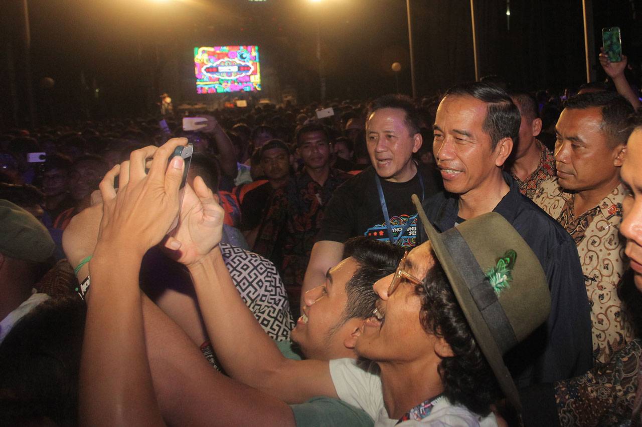 Presiden Jokowi Nonton...