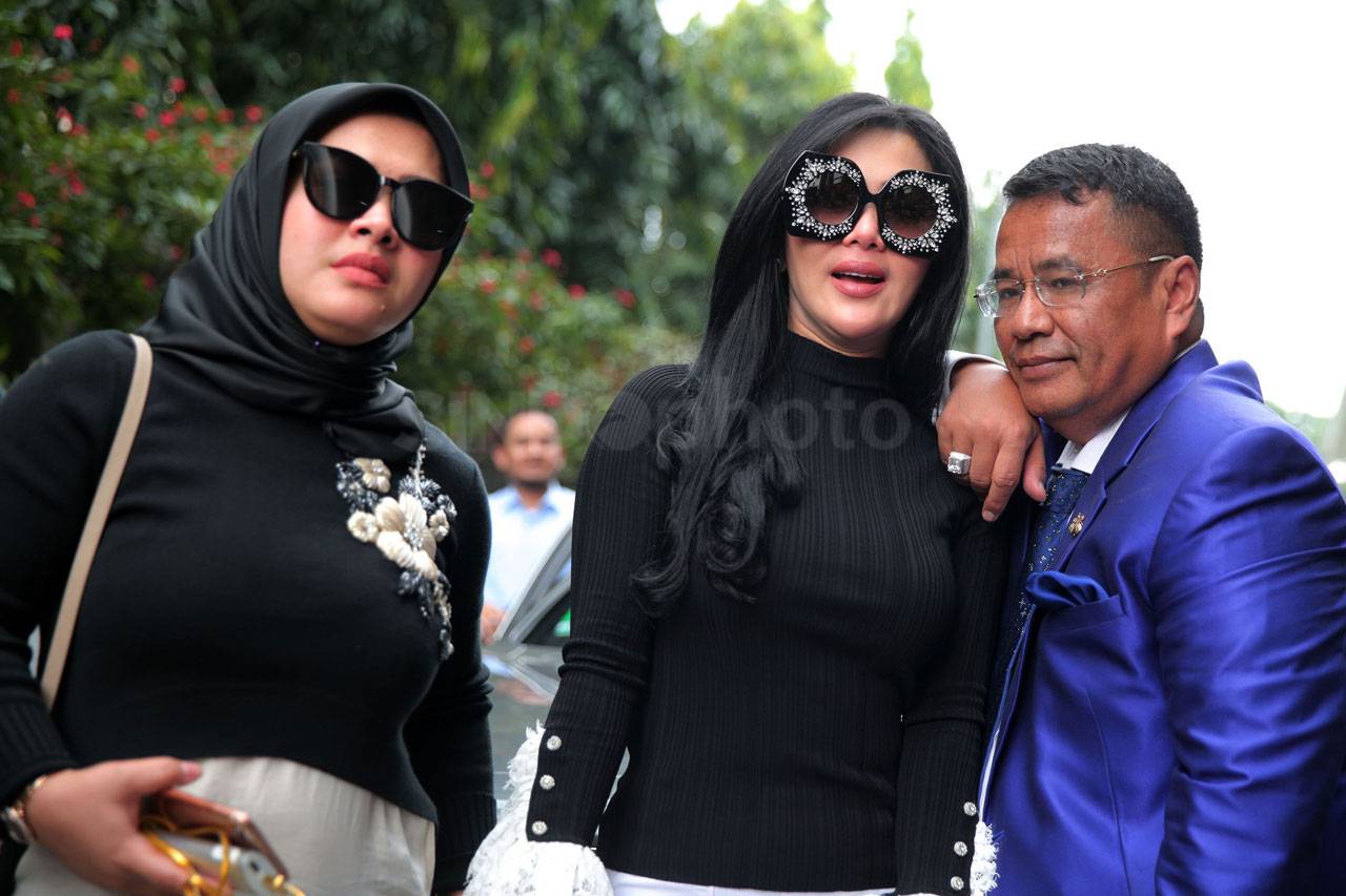 Syahrini Kembali Penuhi...