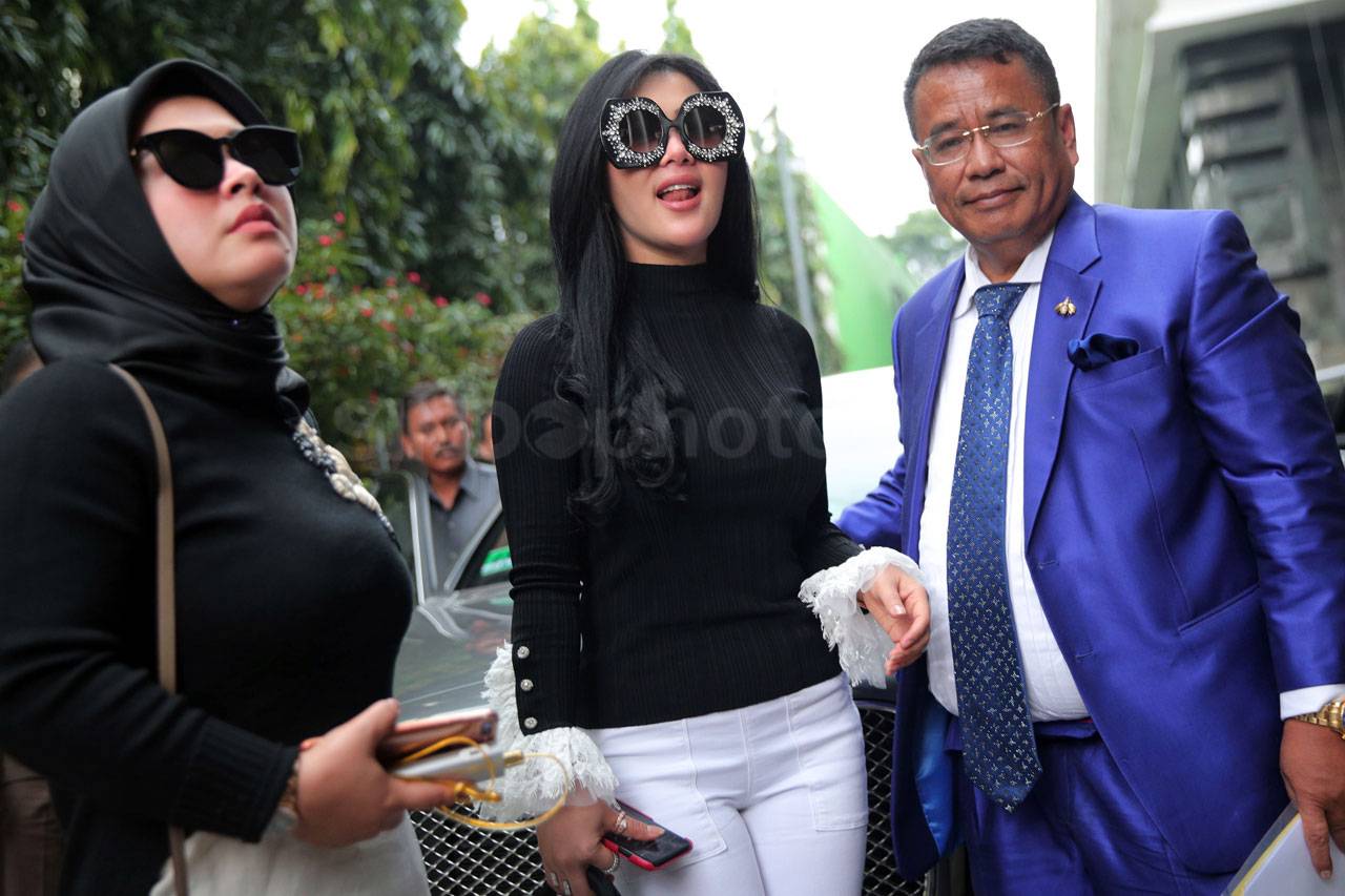 Syahrini Kembali Penuhi...