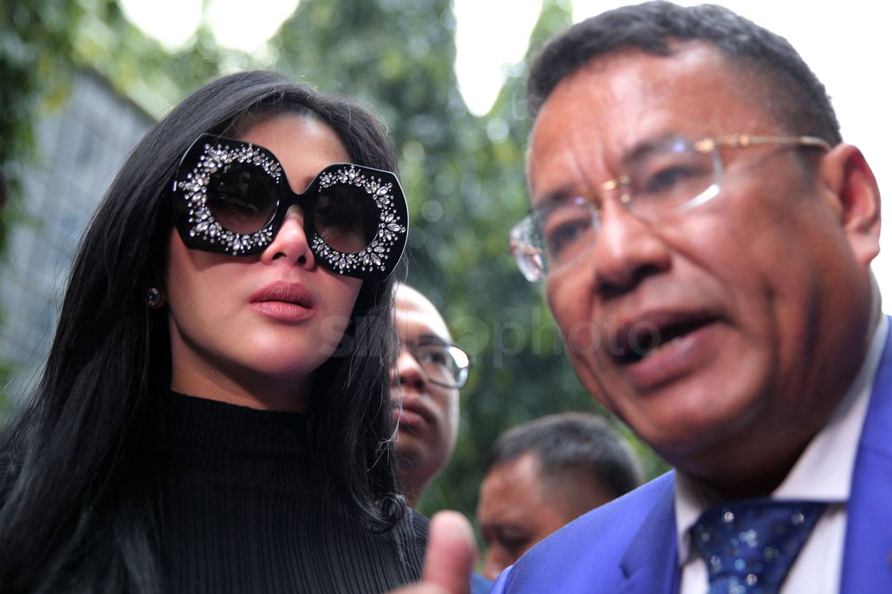 Syahrini Kembali Penuhi...