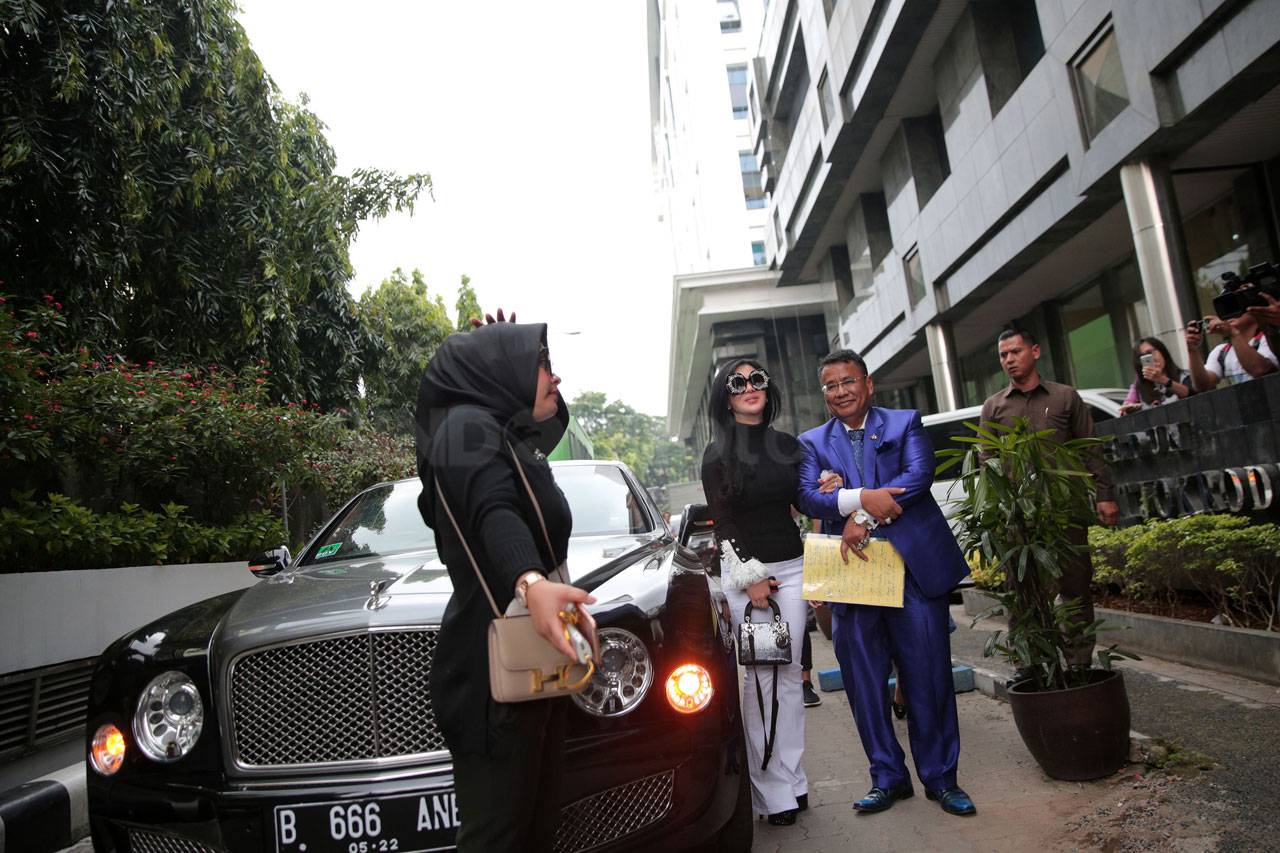 Syahrini Kembali Penuhi...