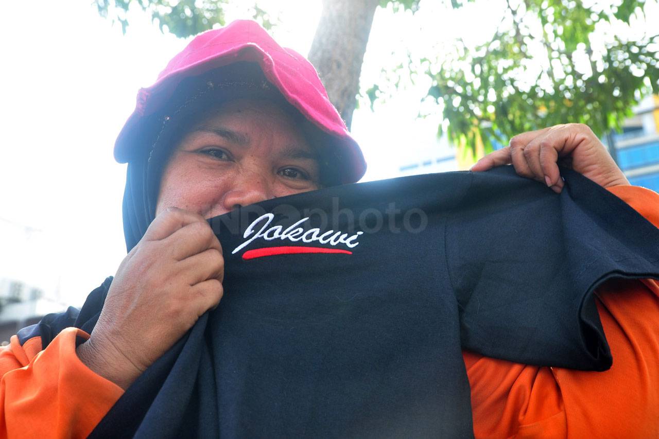 Ribuan Warga Antre Salaman...