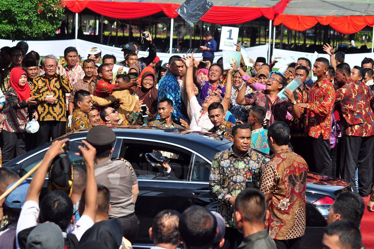 Ribuan Warga Antre Salaman...