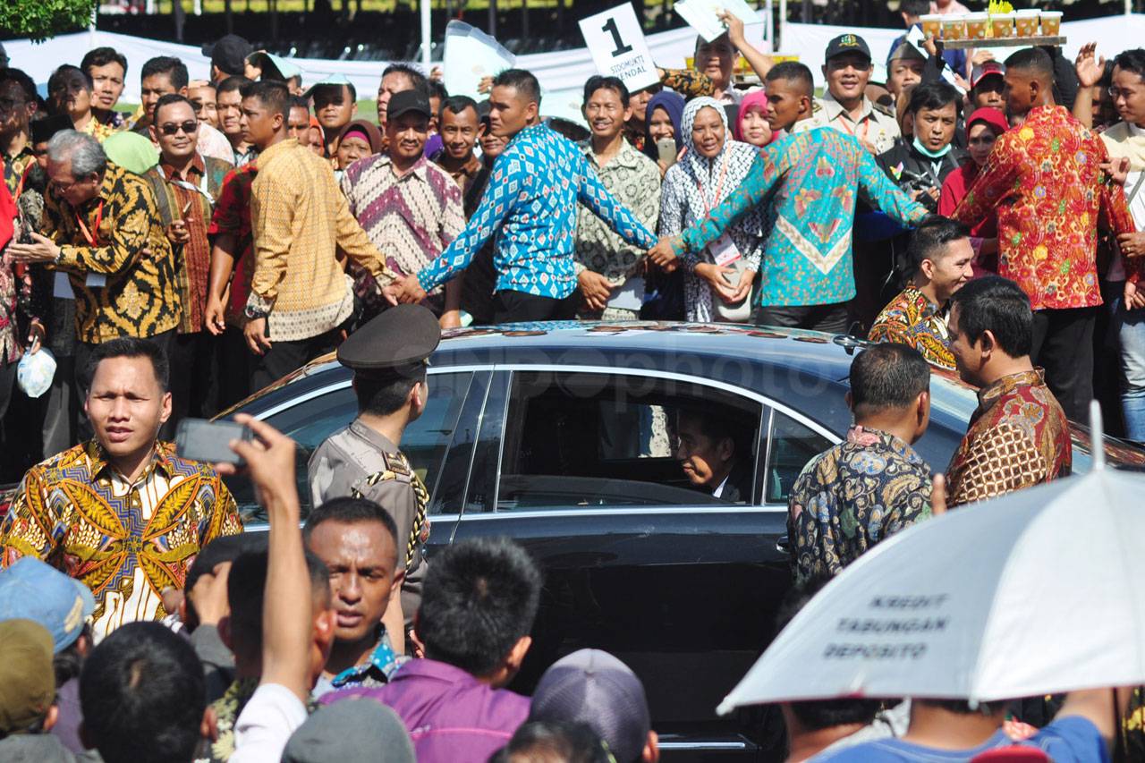 Ribuan Warga Antre Salaman...