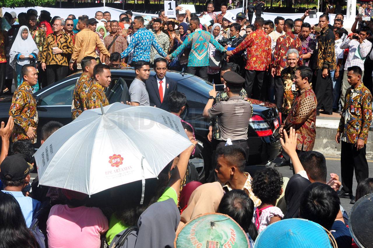 Ribuan Warga Antre Salaman...