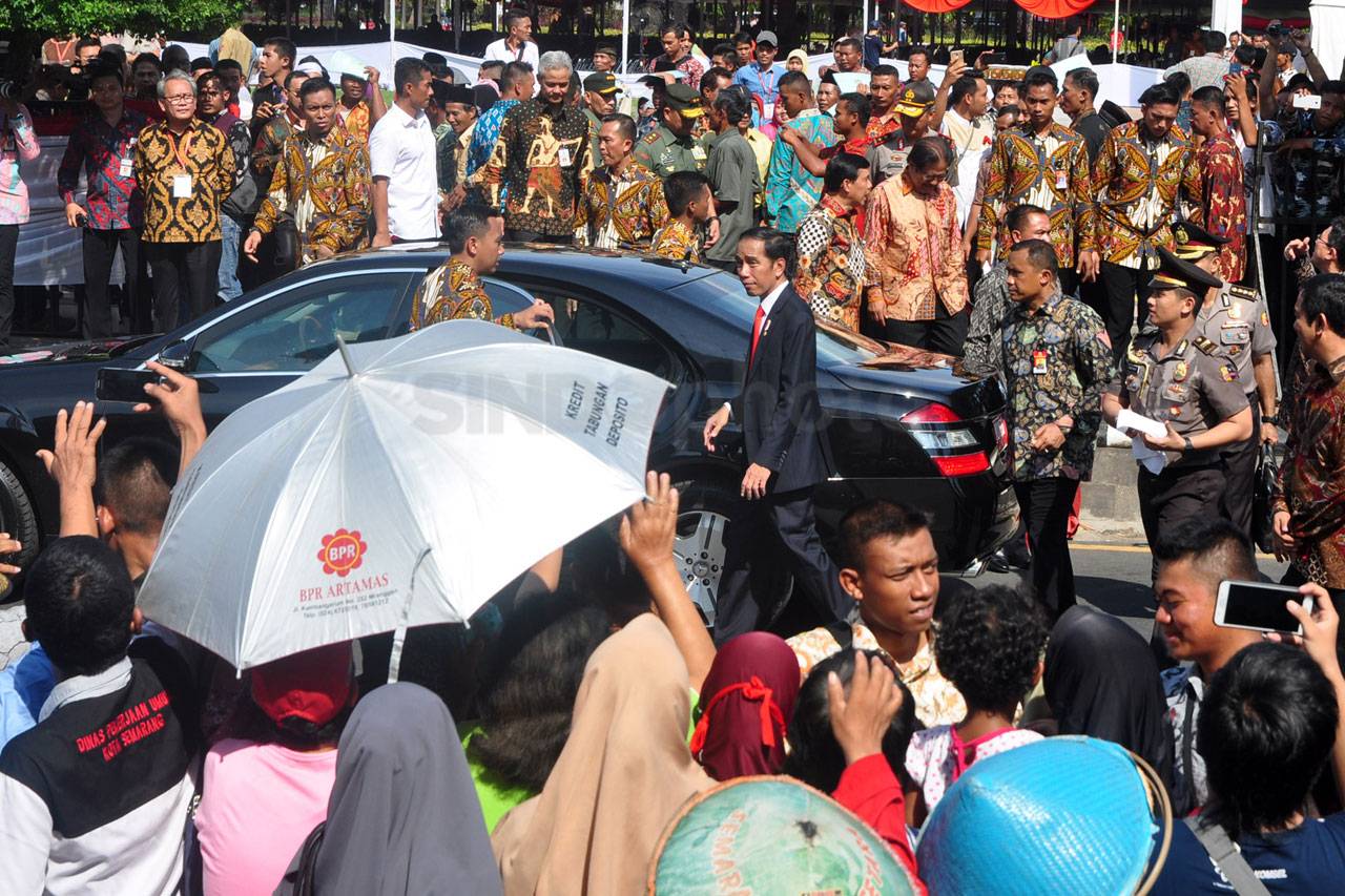 Ribuan Warga Antre Salaman...