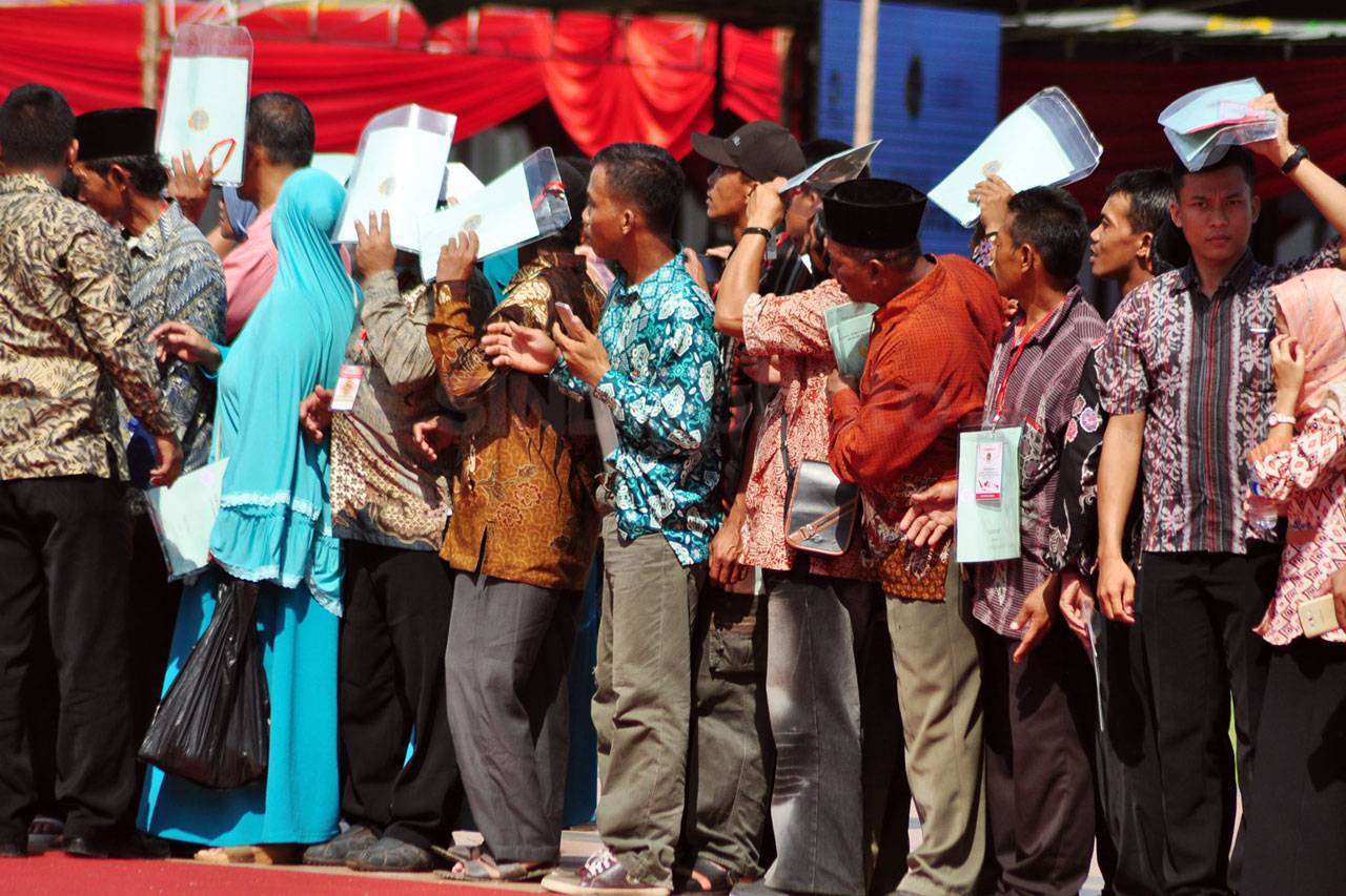 Ribuan Warga Antre Salaman...