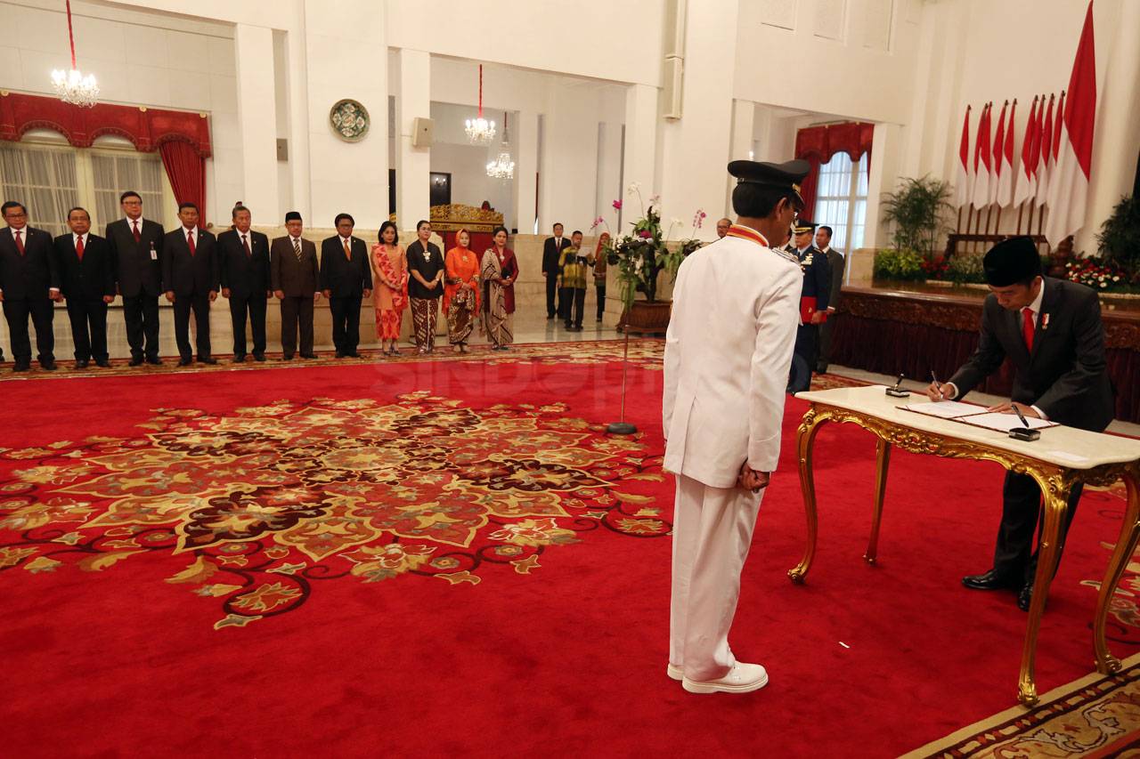 Presiden Jokowi Lantik...