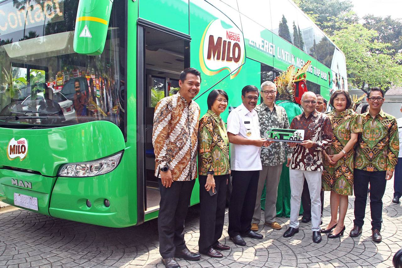 Nestle Serahkan Bus...