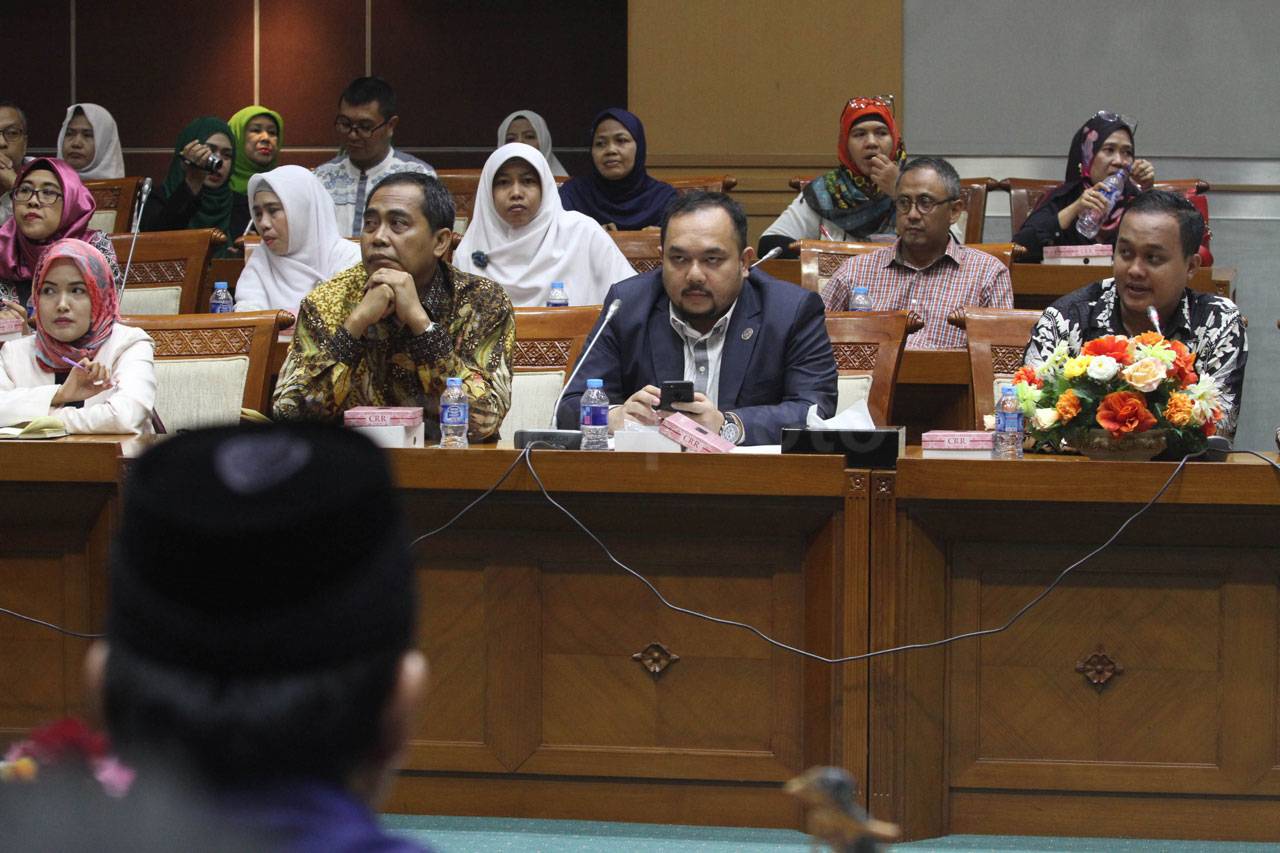 Komisi VIII DPR Gelar...
