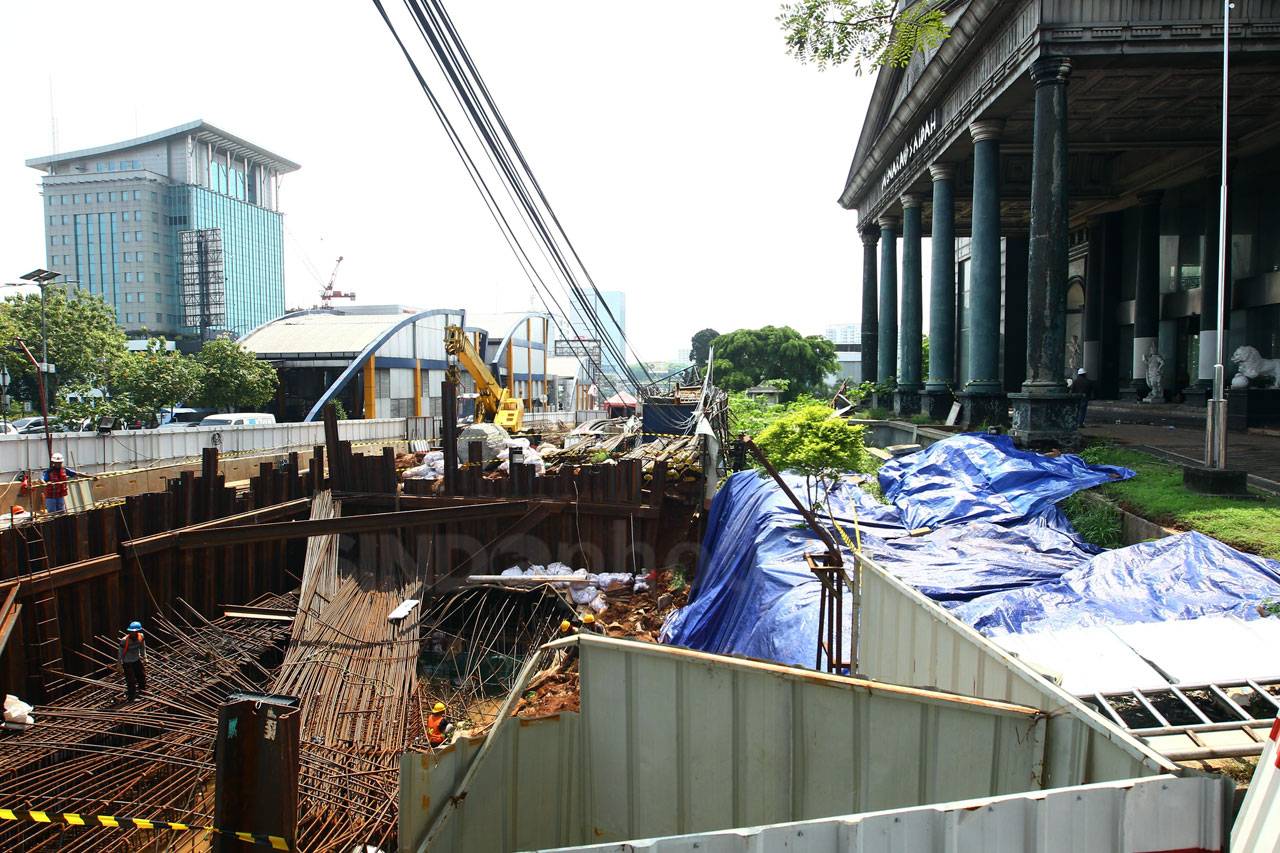 Proyek LRT di MT Haryono...