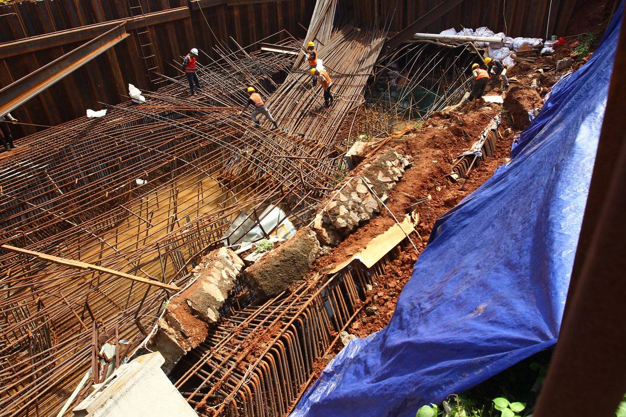 Proyek LRT di MT Haryono...