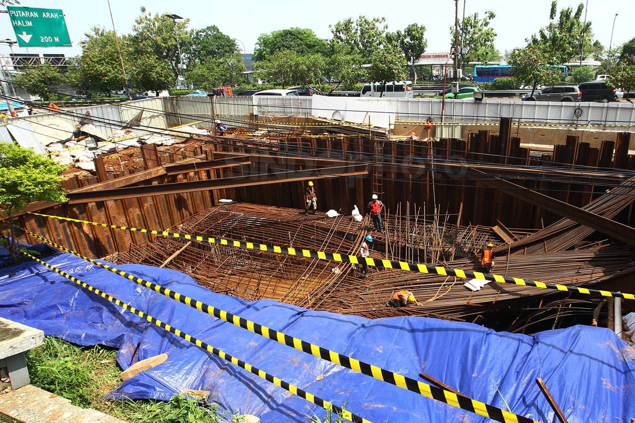 Proyek LRT di MT Haryono...