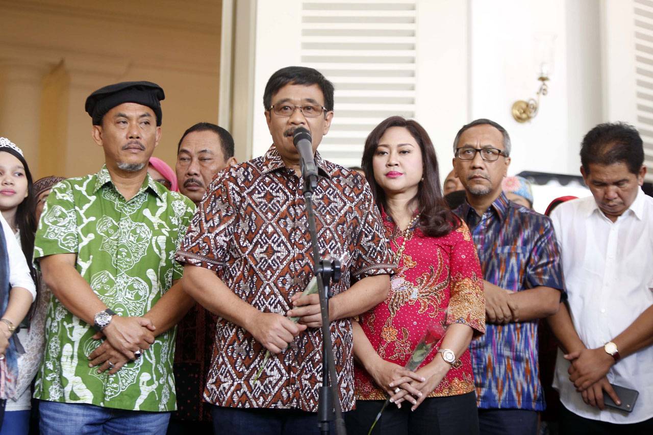 Ratusan Warga Lepas...