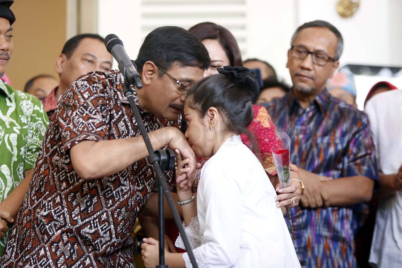 Ratusan Warga Lepas...