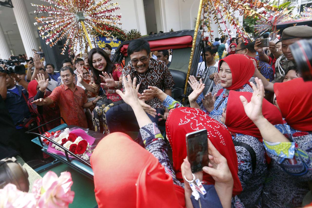 Ratusan Warga Lepas...