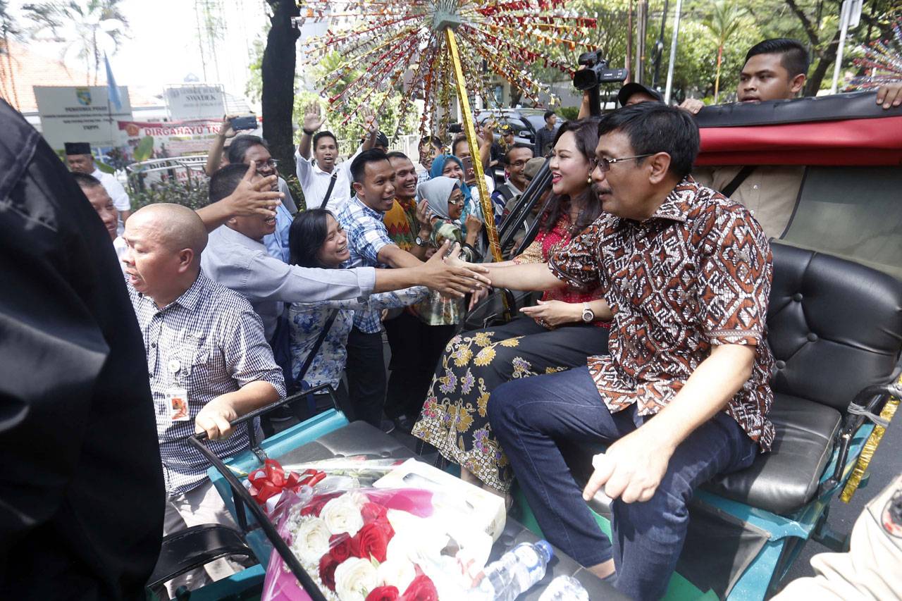 Ratusan Warga Lepas...
