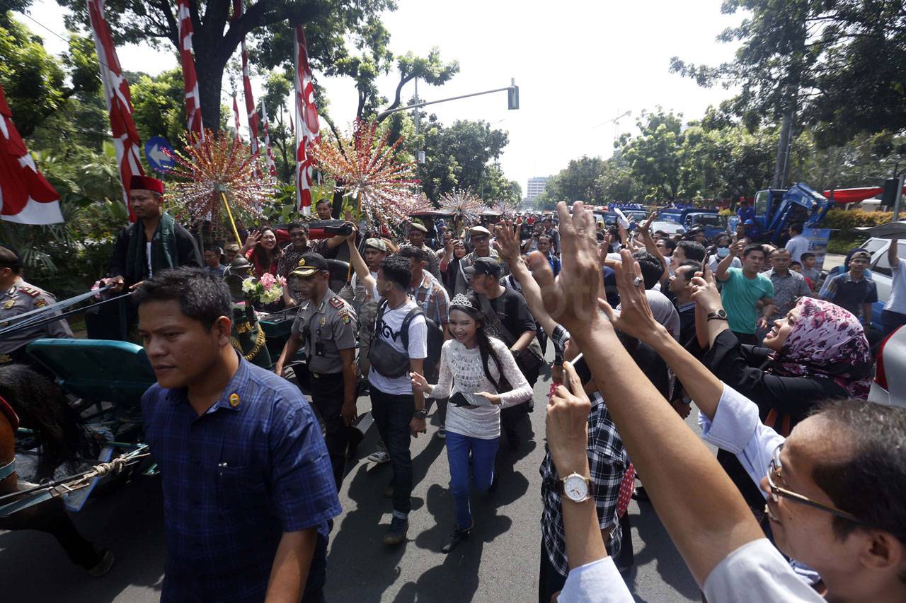 Ratusan Warga Lepas...