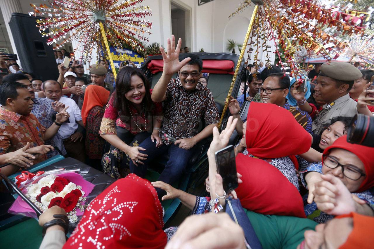 Ratusan Warga Lepas...
