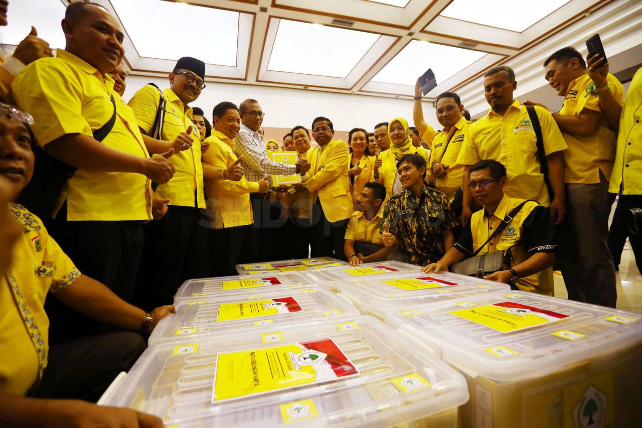 Partai Golkar Daftar...