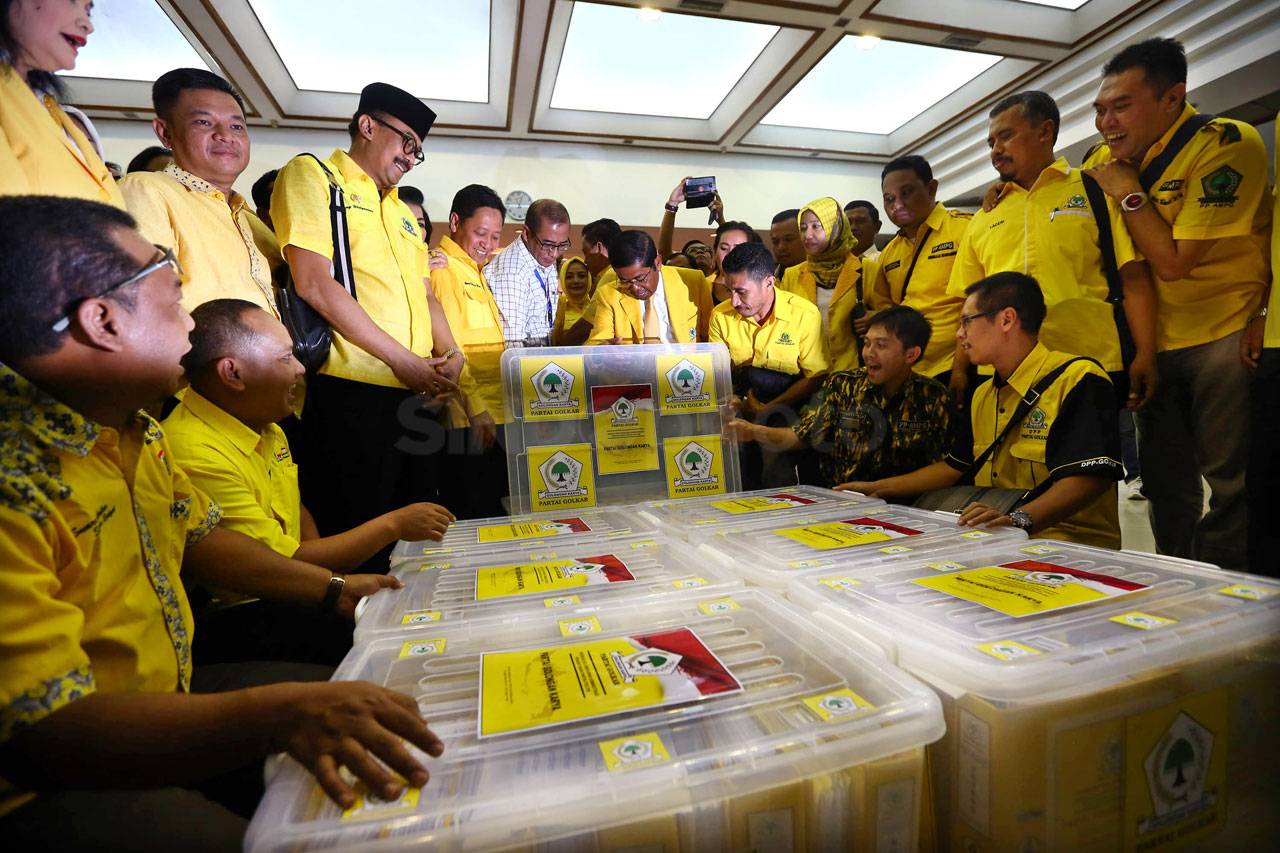 Partai Golkar Daftar...