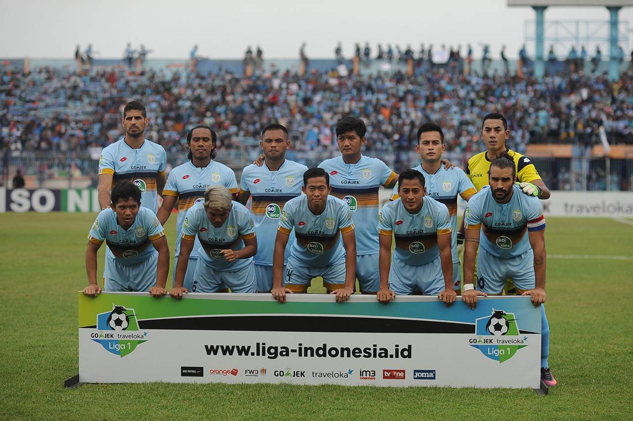 Kiper Persela Lamongan...