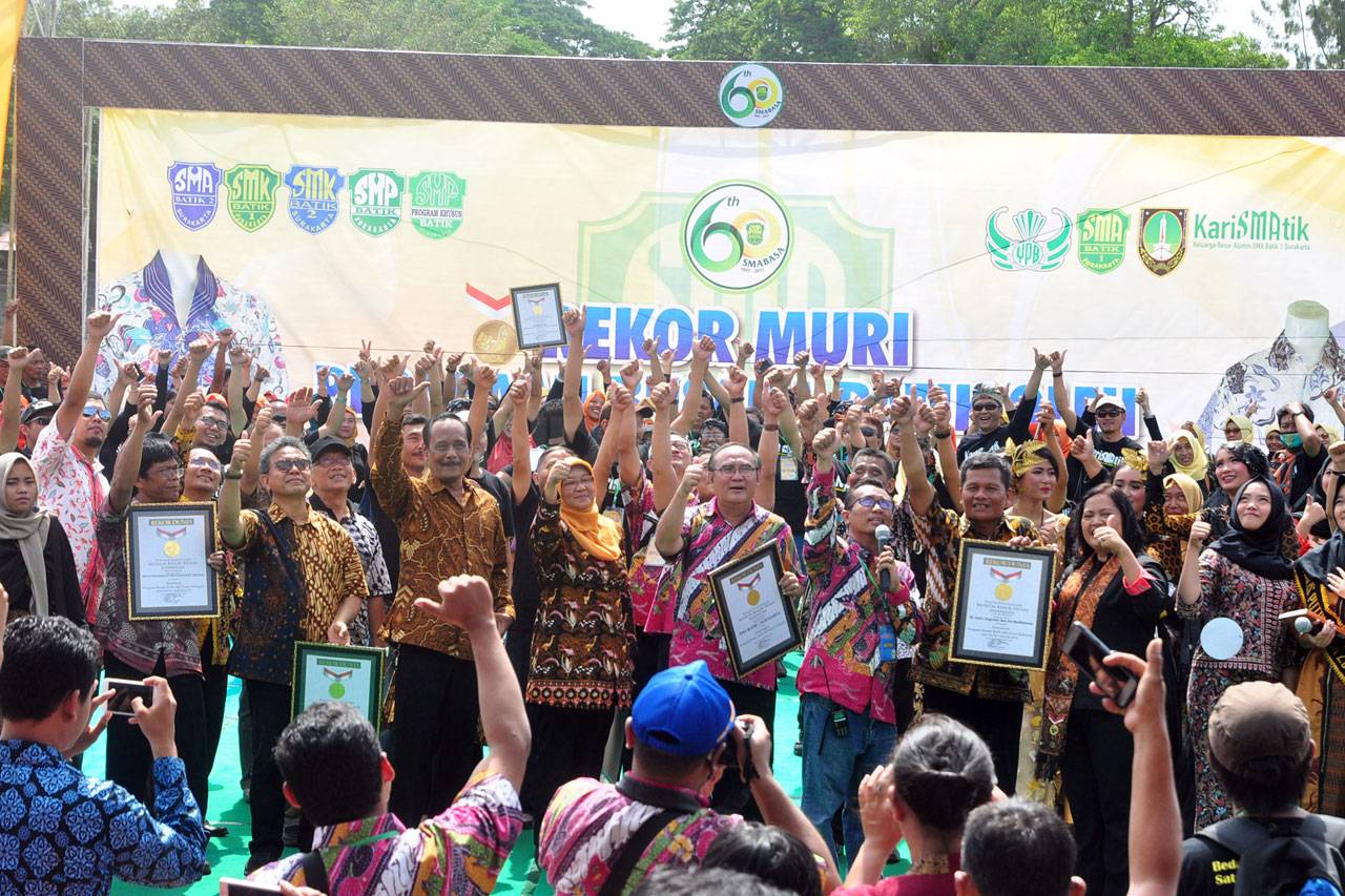 Rekor Peragaan Busana...