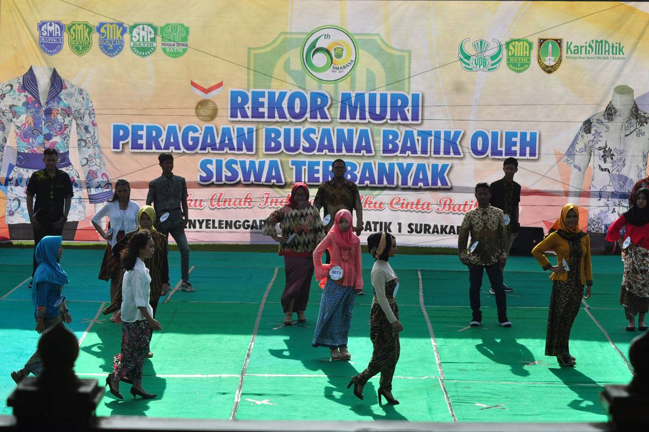 Rekor Peragaan Busana...