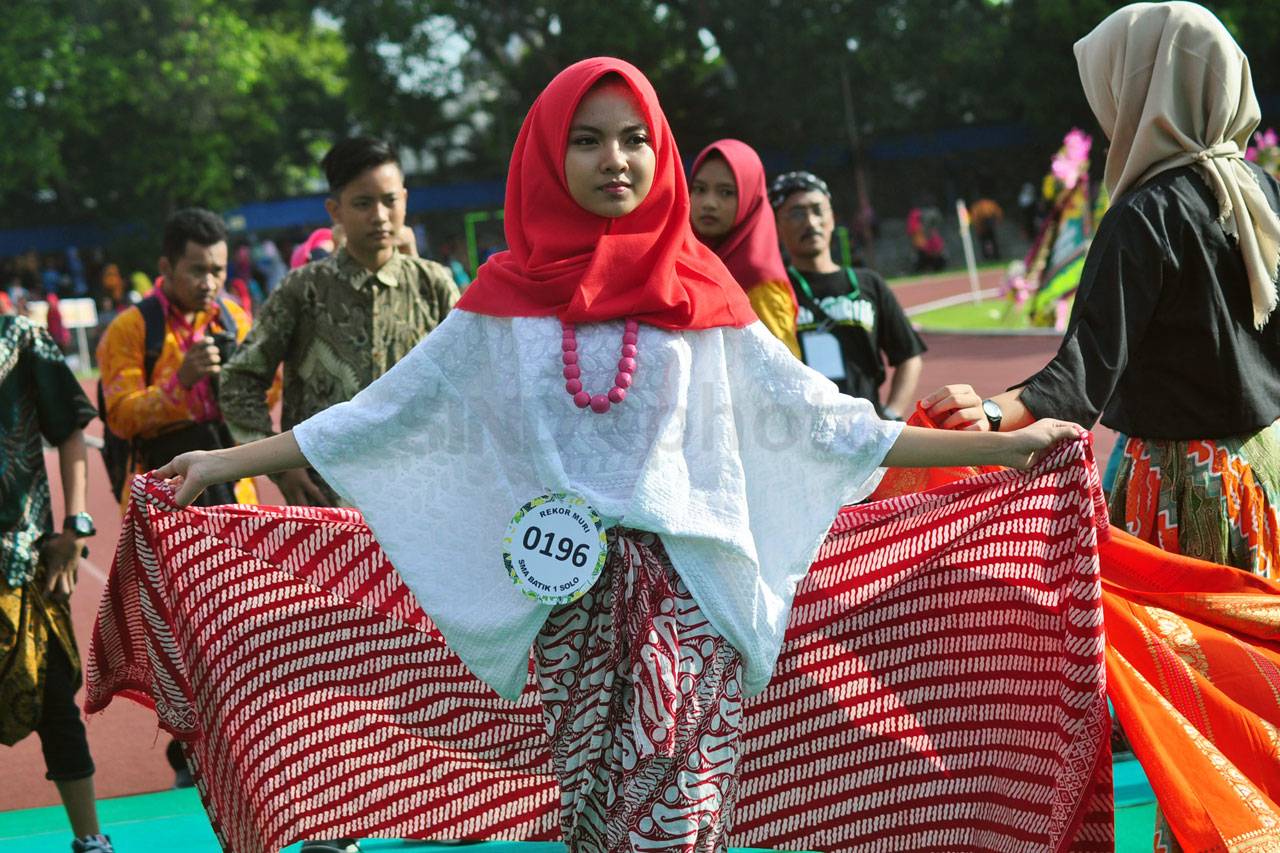 Rekor Peragaan Busana...