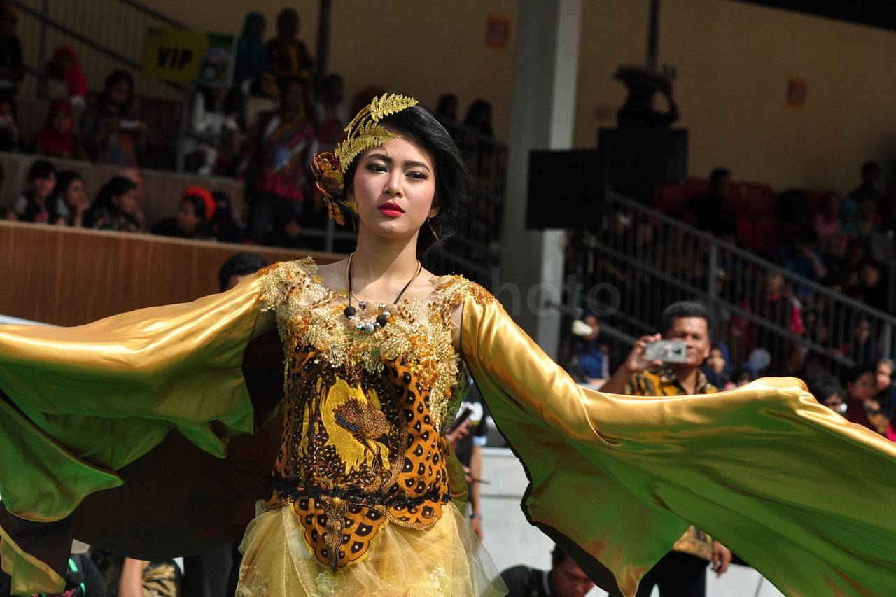 Rekor Peragaan Busana...
