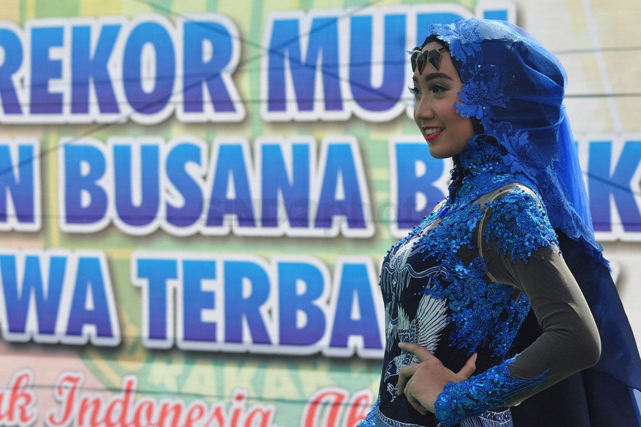 Rekor Peragaan Busana...