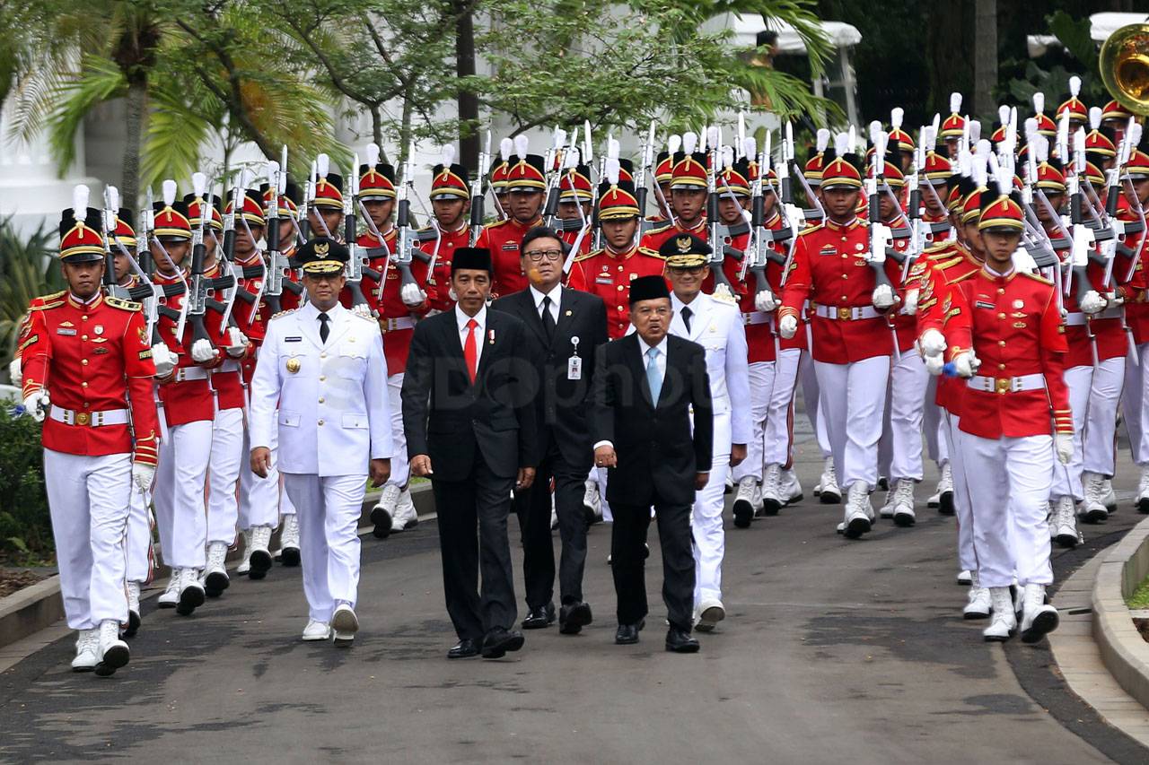 Jokowi Lantik Anies-Sandi...
