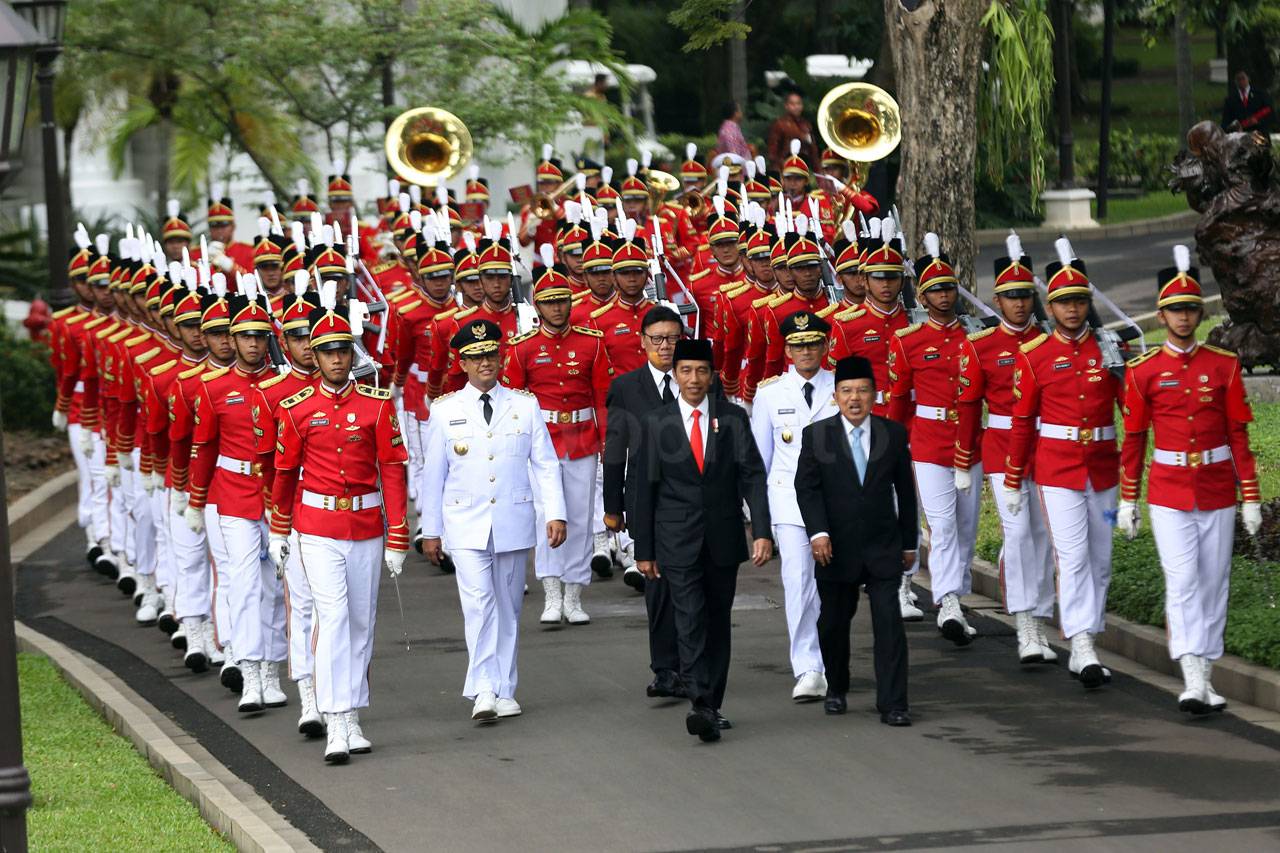 Jokowi Lantik Anies-Sandi...