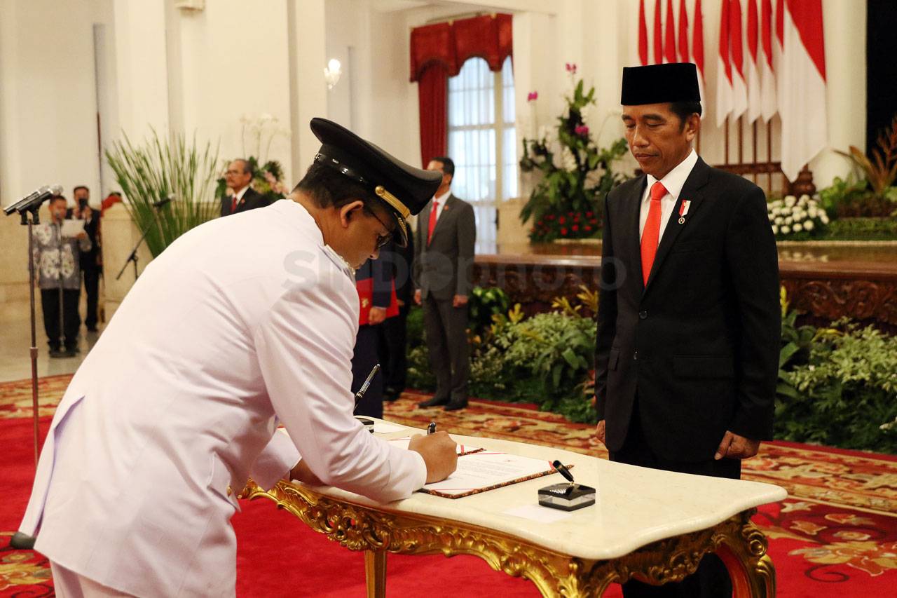 Jokowi Lantik Anies-Sandi...