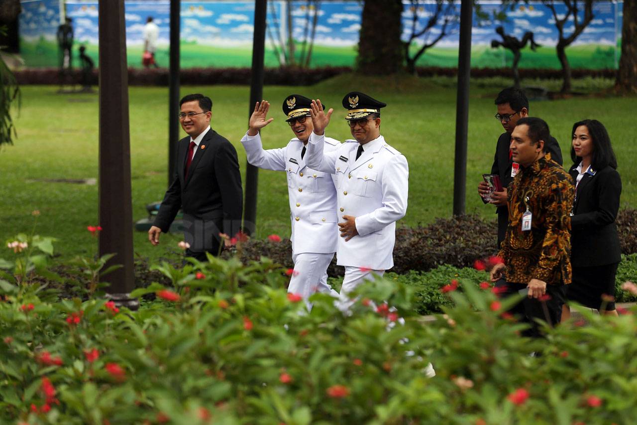 Jokowi Lantik Anies-Sandi...
