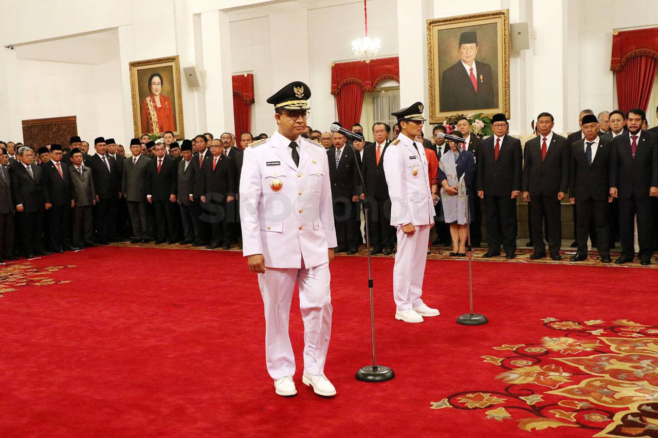 Jokowi Lantik Anies-Sandi...