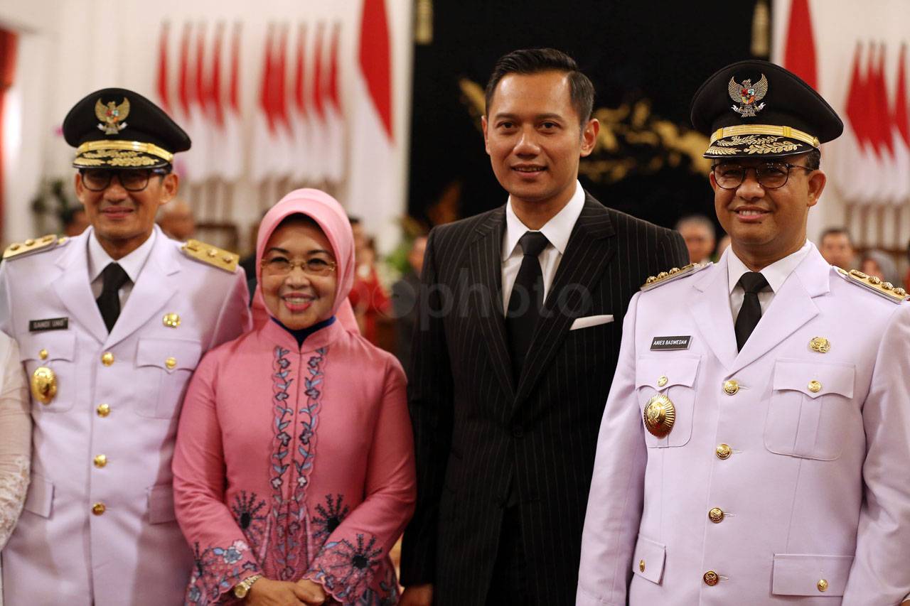 Jokowi Lantik Anies-Sandi...