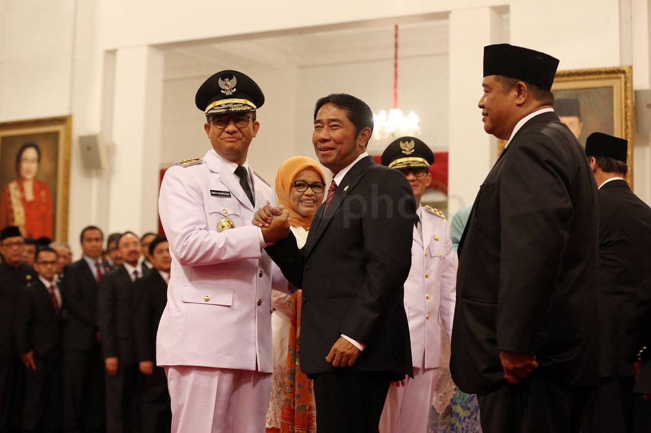 Jokowi Lantik Anies-Sandi...