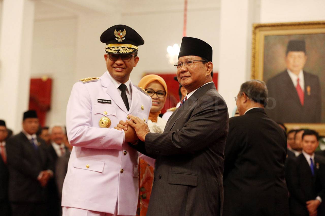 Jokowi Lantik Anies-Sandi...